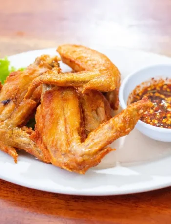 Ayam goreng renyah sebagai lauk favorit keluarga yang lezat dan anti gagal