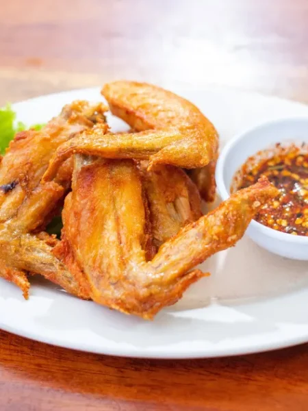 Ayam goreng renyah sebagai lauk favorit keluarga yang lezat dan anti gagal