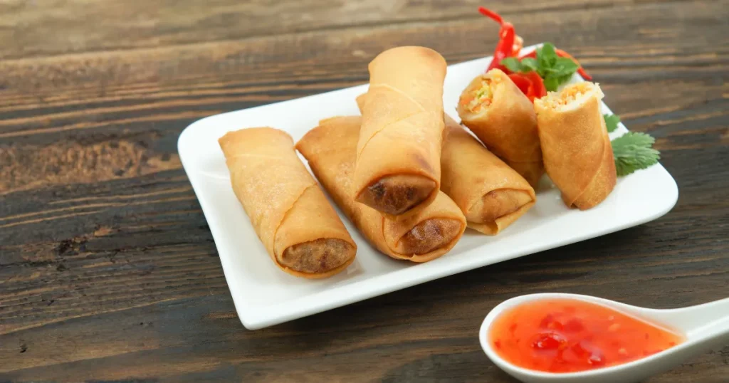 Isi lumpia goreng sayur dan ayam terlihat lezat dan padat anti gagal