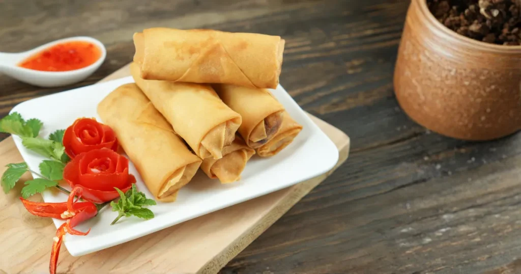 Lumpia goreng gurih renyah baru diangkat dari minyak cocok untuk takjil Ramadhan