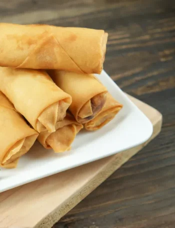 Lumpia goreng gurih renyah baru diangkat dari minyak cocok untuk takjil Ramadhan