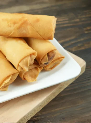 Lumpia goreng gurih renyah baru diangkat dari minyak cocok untuk takjil Ramadhan
