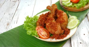 Ayam goreng renyah bumbu dasar dengan warna keemasan dan tekstur kriuk